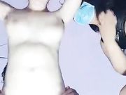 姐妹花组队到郊外钓鱼被鱼塘主人发现然后勾引他野战