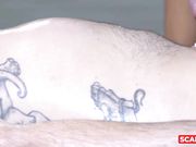 富翁趁妻子出门约炮两个性感的女按摩师