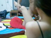 宿舍和穿着性感蕾丝情趣内衣样子清纯的女朋友啪啪妹子下面还挺多水