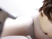 深喉口交样子非常骚，被猛男后入抱起来干，自己还拿道具插