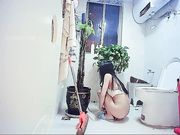 脸蛋清纯骨子很骚的性感美女洗澡时被男友拉到床上各种体位狂操 淫叫 不要 人家好紧啊