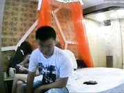 偷拍女神级漂亮白嫩的大学美女第一次和男友啪啪时被直接内射!