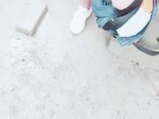 户外勾搭陌生人到山上在建的小石屋啪啪有个穿迷彩服的