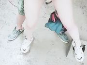 户外勾搭陌生人到山上在建的小石屋啪啪有个穿迷彩服的