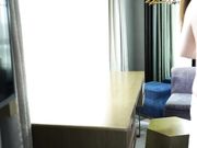 高挑车模毛婷穿着制服红高跟被摄影师在桌子上干