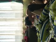 美女背着闺蜜勾引他男友,这姿色就算不勾引有机会男的也会干她!