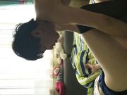 美女背着闺蜜勾引他男友,这姿色就算不勾引有机会男的也会干她!