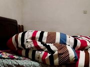 老夫少妻大叔貌似性欲强媳妇安全期还没有过就强行过性生活草出血了还边搞边拍照