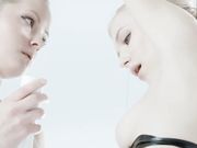 两个颜值不错的美女高跟黑衣白丝肉肉舔吸挡不住鸡动要硬啪啪