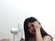 极品亚裔美女对着电脑直播和26CM超大鸡巴男友做爱