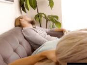 莱西的传说吸吮兄弟公鸡而父亲是一个SLE