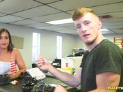 搭讪美眉给钱看奶子混血气质漂亮可爱妹子同意啪啪