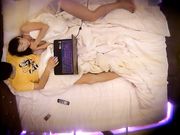 高颜值清纯大一美女和男友约会带着笔记本到酒店看电影,开始还很规矩