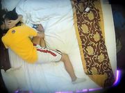 高颜值清纯大一美女和男友约会带着笔记本到酒店看电影,开始还很规矩