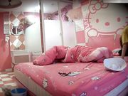 白富美短裤美女被情人从前面先操一会又从后面用力内射后拿手机拍摄