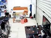 拉上卷帘门就开始乱搞的被偷拍的夫妻