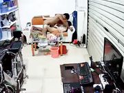 拉上卷帘门就开始乱搞的被偷拍的夫妻