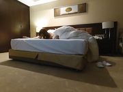 童颜气质大学美女酒店援交土豪时被猛男各种高难度姿势狠狠爆操,干的美女腿发软躺那不动了!