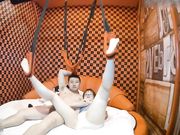 有情趣的小情侣喜欢肚兜