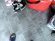 带大一女孩酒店开房，开档丝袜被按在床上快速抽插爆草