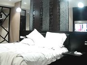 小夫妻开房做爱，颜值高身材好的少妇，69舔穴后入.