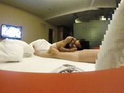 美女酒店援交时被变态男一直猛操嘴巴,实在受不了了美女自己坐在鸡鸡上干