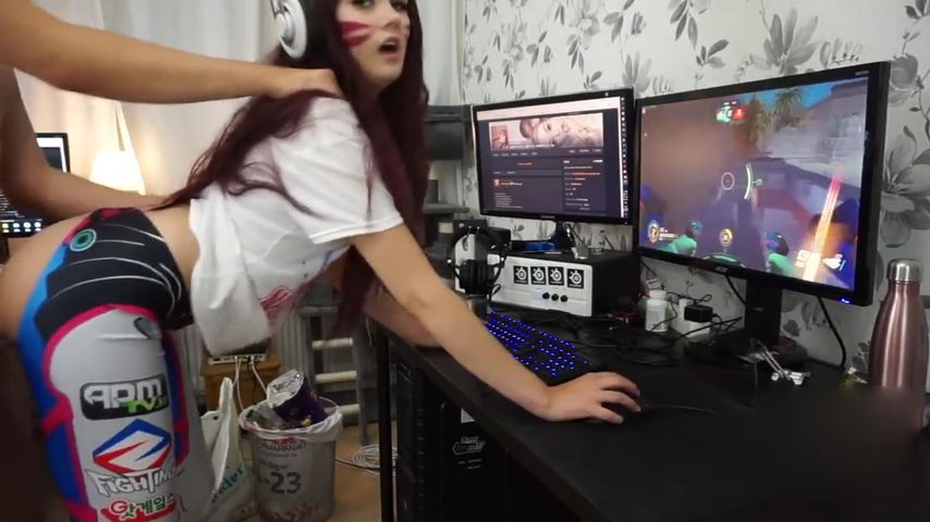 和漂亮妹子一边啪啪一边玩守望先锋你俩是操爽了，这不是坑人吗，这局铁定输了