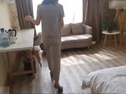 有钱老总带贴身秘书出差谈完公事之后开房啪啪秘书美乳美臀非常骚卫生间操到沙发再操到床上对白淫荡