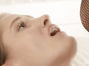 高颜值蕾丝睡衣大长腿尤物美女床上这样搞挡不住鸡鸡要硬狠狠操