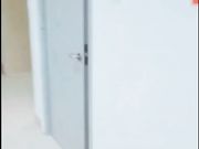 直播男带着胸大性感的美女体验刺激在别人家走廊里扒光各种抽插