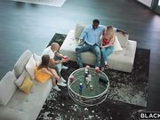 身材苗条的娇小妹子背着男友刺激品尝大鸡巴猛力插入啪啪