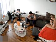 大白天沙发上打炮 男友先用手捅 再用大鸡巴插