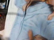 在男朋友家大厅地铺上，粉嫩小女友口交多姿势