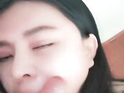 那淫荡的表情舔着鸡巴真是舒服，主动骑上去被小哥捏着奶