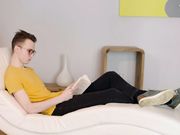 美少女伊娃扮演美丽的家庭性奴游戏被斯文眼镜主人玩操