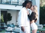 亚裔高挑美女吞吐大的惊人的鸡巴舔吸进出看着吓人