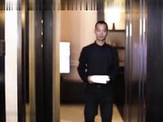 美少妇寂寞难耐洗澡时被司机偷看后竟直接把他叫进来吃鸡巴啪啪