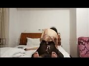 女友坐在鸡巴上疯狂摇动