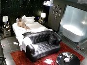 酒店豪华套房偷拍眼镜男和高挑身材女友啪啪，从床上操到床下，很骚的大声淫叫