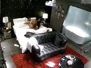 酒店豪华套房偷拍眼镜男和高挑身材女友啪啪，从床上操到床下，很骚的大声淫叫