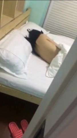 剧情演绎野兽父亲看片欲火焚身 偷偷潜入漂亮女儿房间 爆操睡梦中女儿 淫语内射