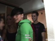 一屋子人吃吃喝喝完事找个地方就开始干只要刺激怎么搞的都有太疯狂了3V1