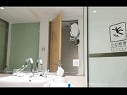 年轻小情侣酒店开房自拍在厕所镜子前后入啪啪对话清晰还会叫