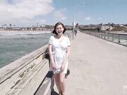 海边搭讪邻家女孩风格巨乳美女清新连衣裙真空露出带回家推油啪啪啪