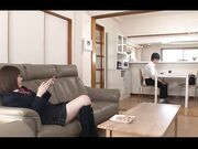 儿子女朋友来家里做客爸妈刚出门上班两个人就开始疯狂做爱