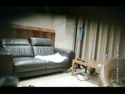 为了方便偷拍的角度先从沙发上操一会再上床