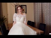 逃婚的女新娘被好心人救回家里