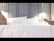 满脸痘痘的小伙花1000块找的大奶嫩妹