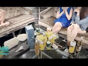 疯了，趁闺蜜去洗澡，和闺蜜老爸做爱，竟然被干到高潮