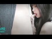 露脸口爆大喷射！家教老师的棒棒让学生媛妹妹淫水狂滴...沙发上都水水